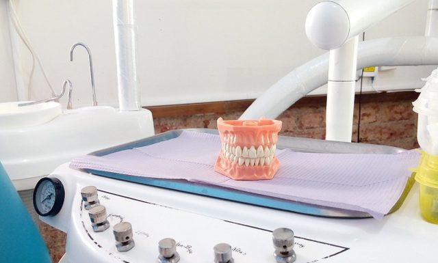 Protezy, implanty, mosty – czym zastąpić utracone zęby?