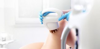 Ujędrnianie skóry - kobieta podczas zabiegu ujędrniającego uda