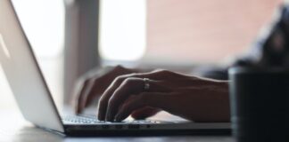 Jak terapia online pomaga poprawić zdrowie psychiczne i dobre samopoczucie?