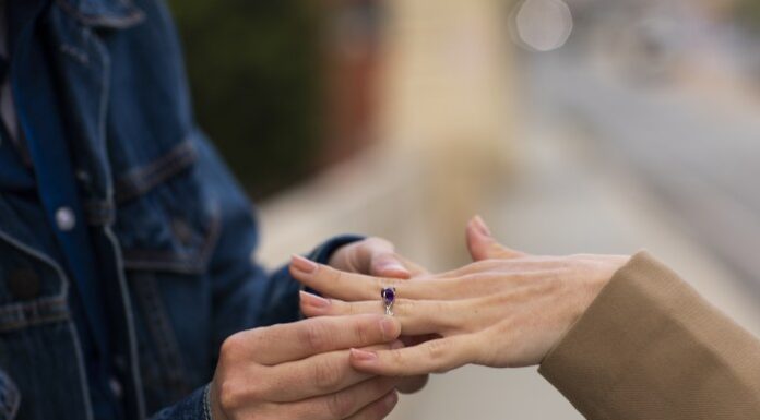 Jak nosić pierścionek zaręczynowy