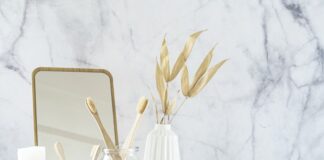 Najlepsze dodatki i akcesoria do złotej łazienki dla stylowego i eleganckiego wyglądu - inspiracje w zdjęciach