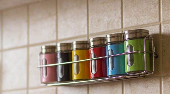 Jak przechowywać przyprawy w domu: istotne informacje