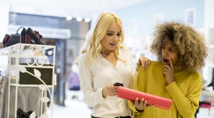 Zakupy w sieci vs. zakupy w tradycyjnych sklepach – zalety i wady Zalety i wady zakupów online i w sklepach stacjonarnych