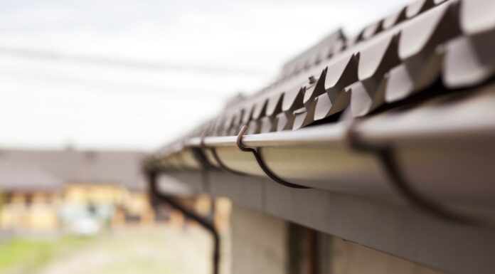 Dach kopertowy popularny w domach jednorodzinnych bez poddasza użytkowego – zalety i wady Popularność dachów kopertowych w domach jednorodzinnych bez użytkowego poddasza - plusy i minusy