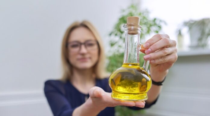 Oprysk olejem parafinowym- kiedy I Jakie rosliny pryskać olejem Parafinowym ? Pryszczenie roślin olejem parafinowym - kiedy i na jakie rośliny stosować?