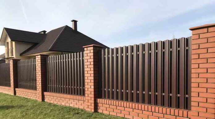 Wybór pomiędzy metalowym, drewnianym a murowanym ogrodzeniem – pomysły i porady Wybór pomiędzy metalowym, drewnianym a murowanym ogrodzeniem - pomysły i porady