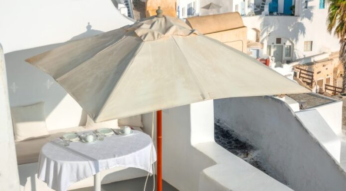 Ochrona przed słońcem na tarasie: różne rodzaje parasoli tarasowych, metoda instalacji, utrzymanie.