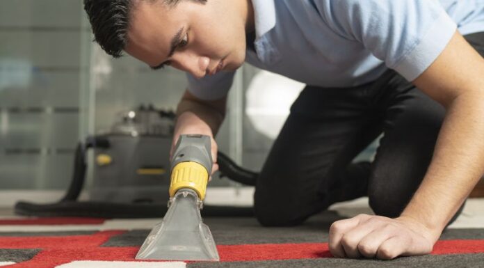 Instalacja wykładziny dywanowej metodą "zrób to sam" przy użyciu kleju lub taśmy