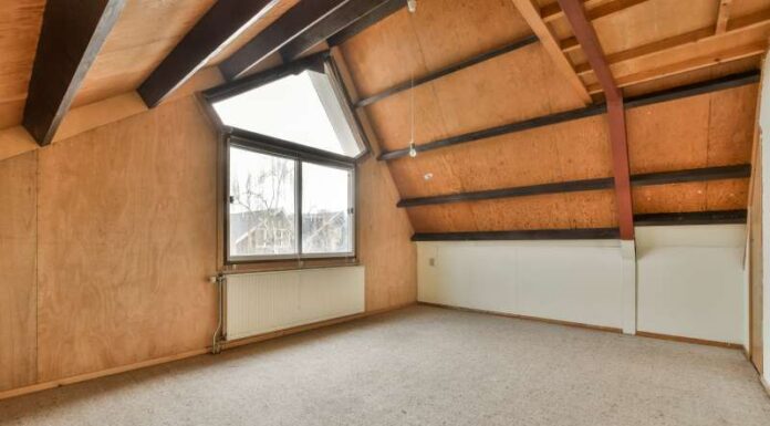 Jak zagospodarować niskie poddasze z zabudową skośnych ścian w celu stworzenia przestrzeni użytkowej?