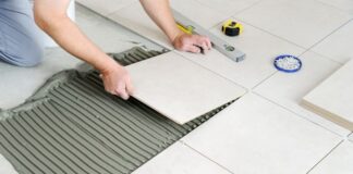 Wykańczając brodzik podłogowy pod prysznicem: jak ułożyć płytki?