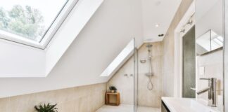 10 inspirujących pomysłów na łazienki pod skosami - galeria zdjęć