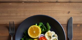 Pomysły na lekkie obiady do 300 kcal, które zadowolą każde podniebienie